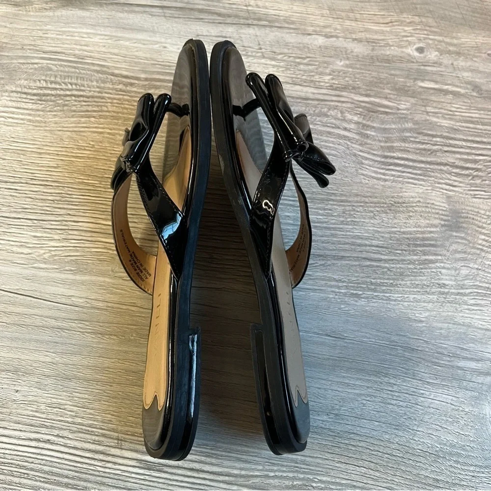 Woman’s Vaneli Iggie black patent bow toe thong sandal size 6